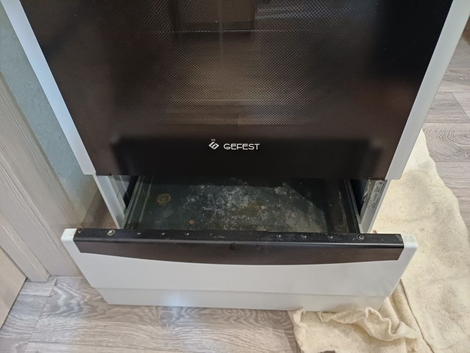 Продам газовую плиту Gefest