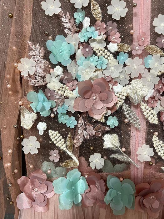 Rochie lucrata-n atelier