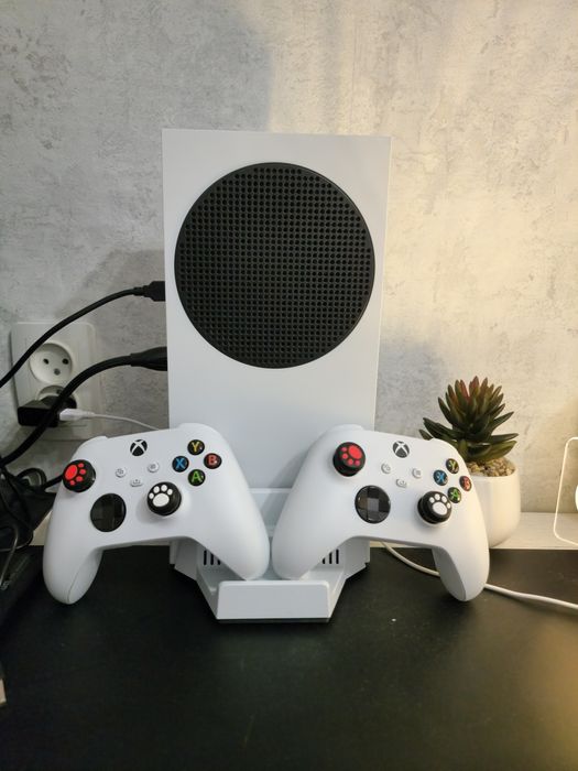 Продам Xbox Series S 512ГБ SSD + 2 геймпада, подставка и тд.