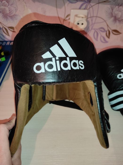 Боксерские перчатки и шлем.