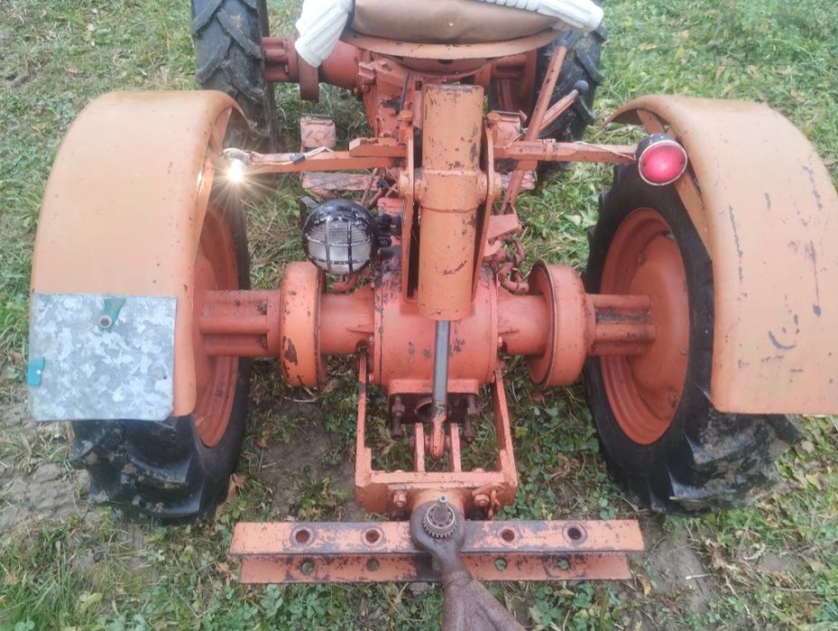 Tractoraș 4x4 articulat