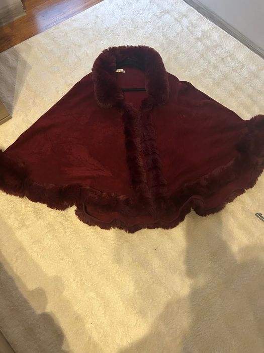 Пончо с подарък шапка .НОВИ