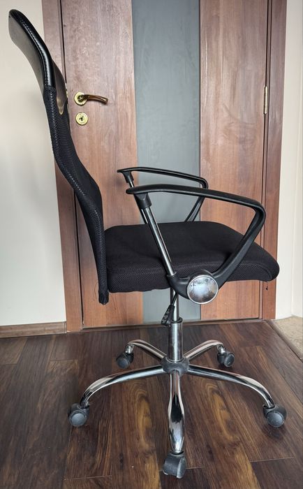 Офис стол с мрежеста  облегалка и регулируема седалка