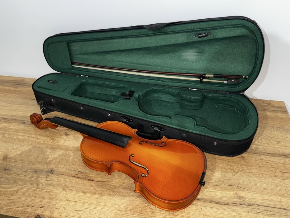 Vand vioara impreuna cu arcus si toc