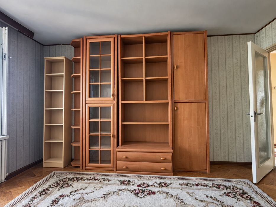 Bibliotecă și raft