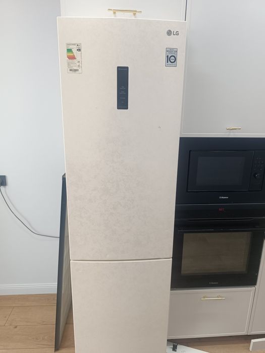 Холодильник LG в идеальном состоянии