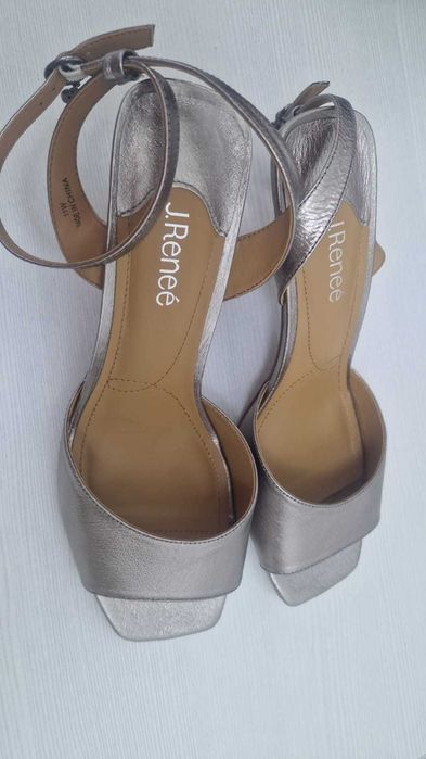 Сандали кожаные на каблуке