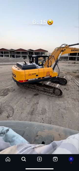 гусеничный экскаватор.