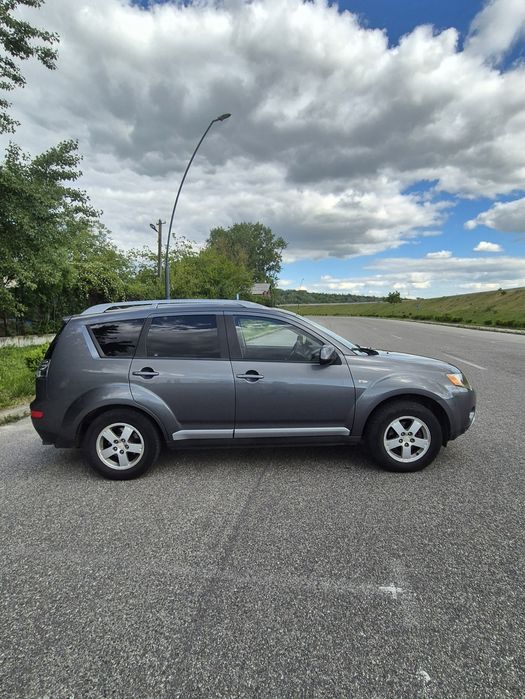 Mitsubishi Outlander 2.0 TDI-140 CP 4x4 decuplabil la buton