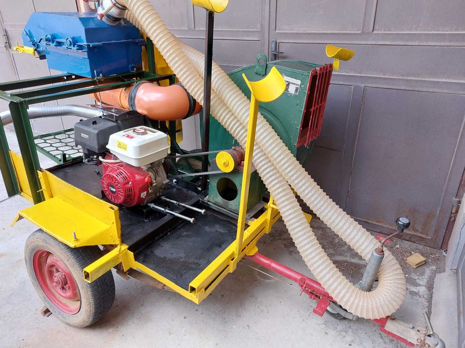 Продавам машина за събиране на лешници монтирана на  авто ремарке..