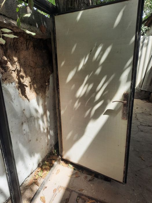 Продаю входную дверь Б/у.