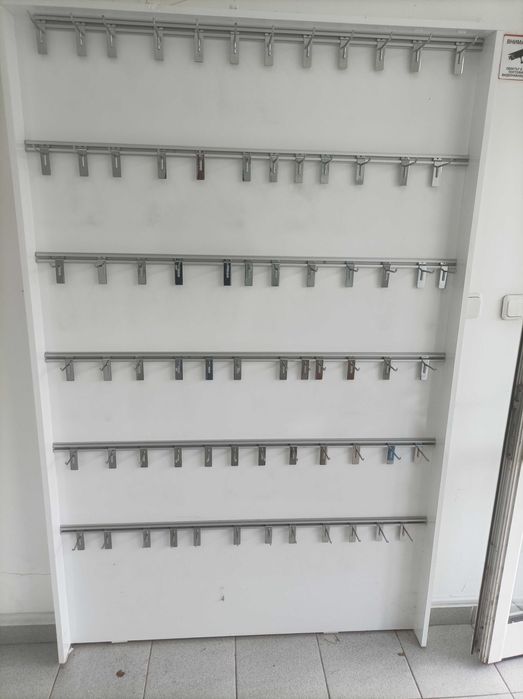 Мебели бял лак за магазин