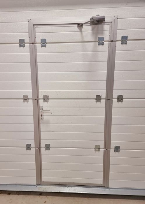 Usa de garaj secționala izolata automata cu pietonală