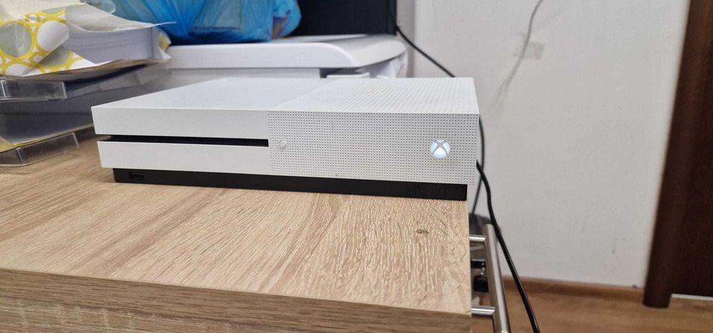 Xbox one S in stare foarte buna cu 2 controler si 6 jocuri