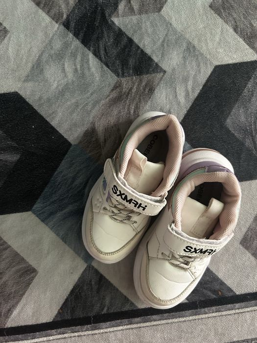 Продаеться обувь на девочку