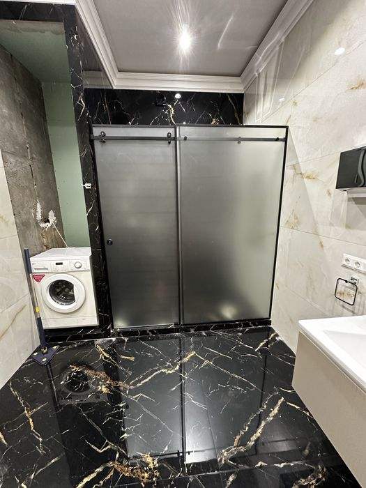 Стеклянные душевые кабинки