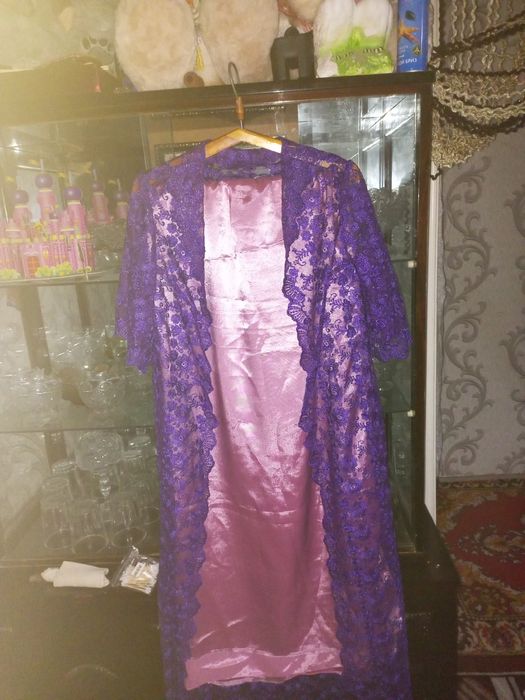 Женские вещи продаются.