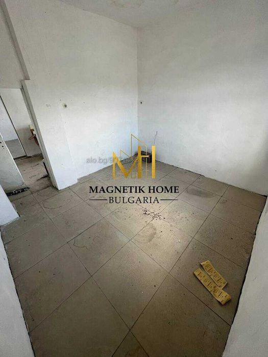 Складова база с товарен вход и частен паркинг в ж.к. Долно Езерово