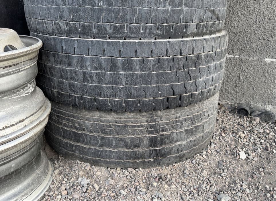 Резину грузовую продам.