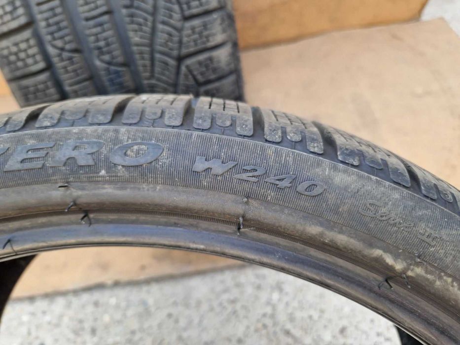 2 Pirelli R19 235/35 Зимни гуми  DOT3221