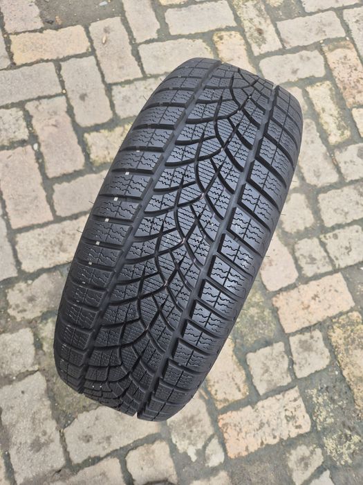 O bucată 205/55 R16 M+S iarnă - una Dunlop Goodyear