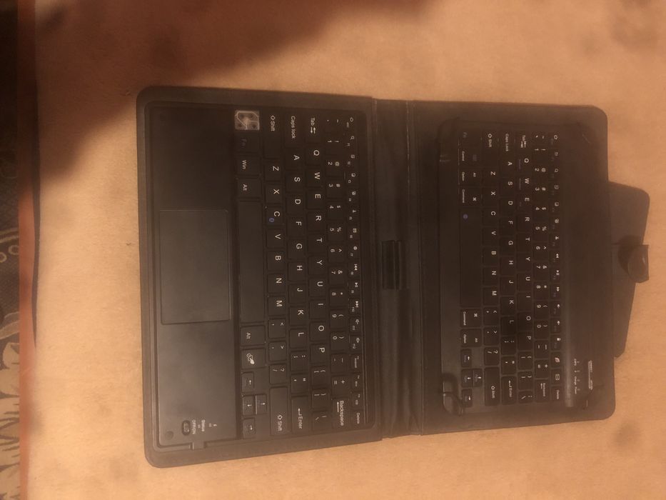 Vand tableta pc cu douo tastaturi