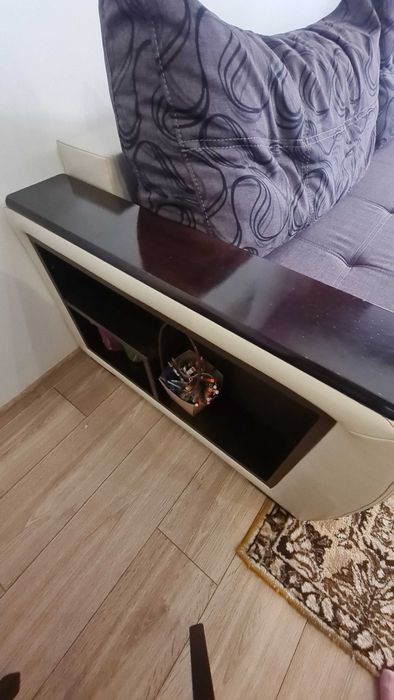 Разтегателен диван със ракла.