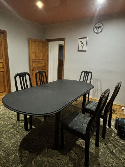 Продаётся обеденный стол с 5 стульями.