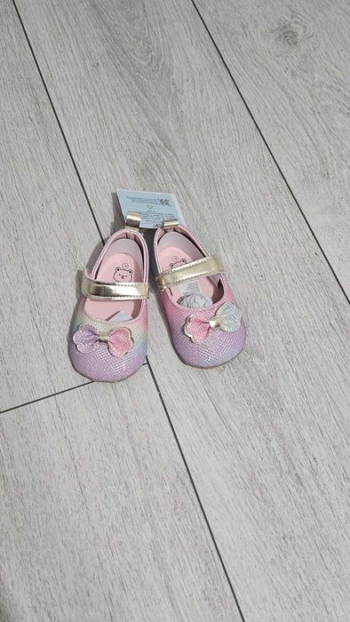 Pantofi noi violet 13-18 luni.