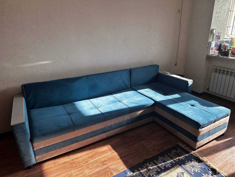 Угловой синий диван