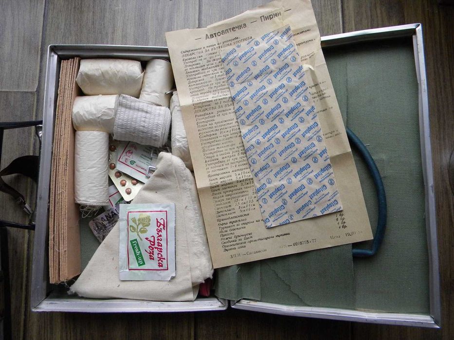 2бр. РЕТРО Авто Аптечка "Пирин" Куфарче от 70те и 80те