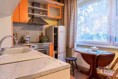 Нощувки - The Lindens 1BR Cozy Apartment with Free Parking