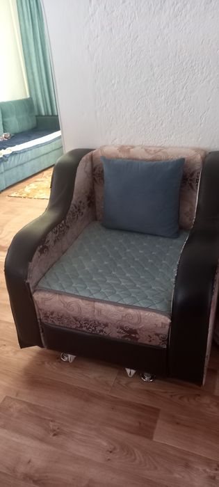 Диван с креслом  продаю