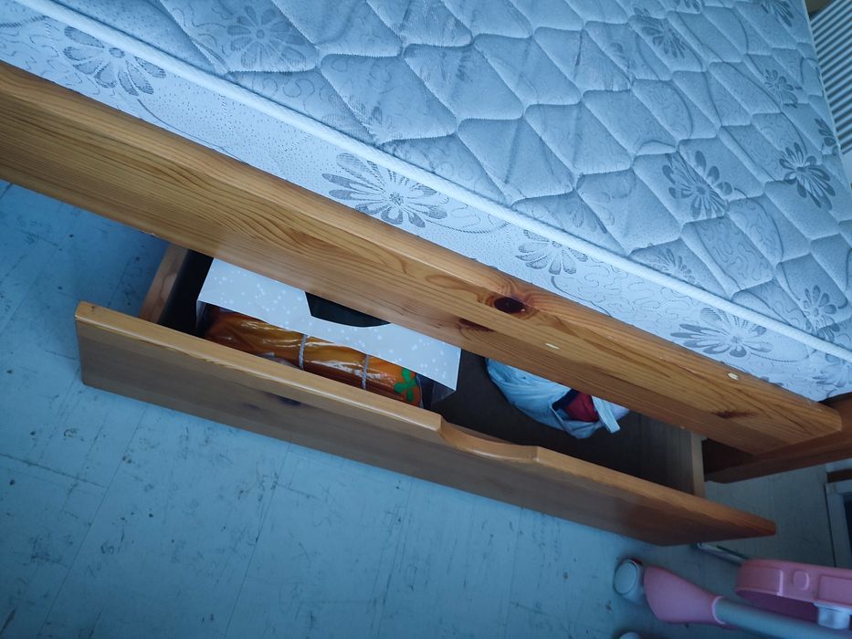 Спалня от естествено дърво