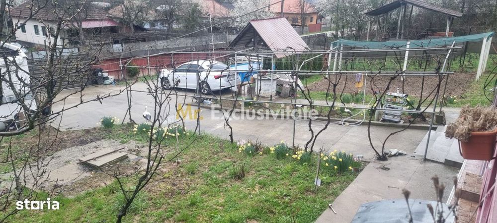 Casă P+M cu 1.558 mp teren, livadă și garaj