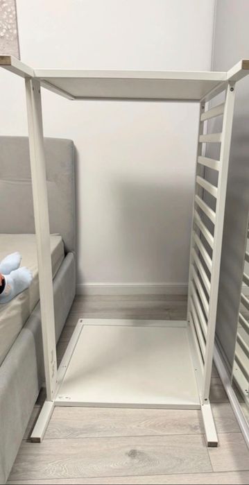 Patut alb Ikea, din lemn masiv.