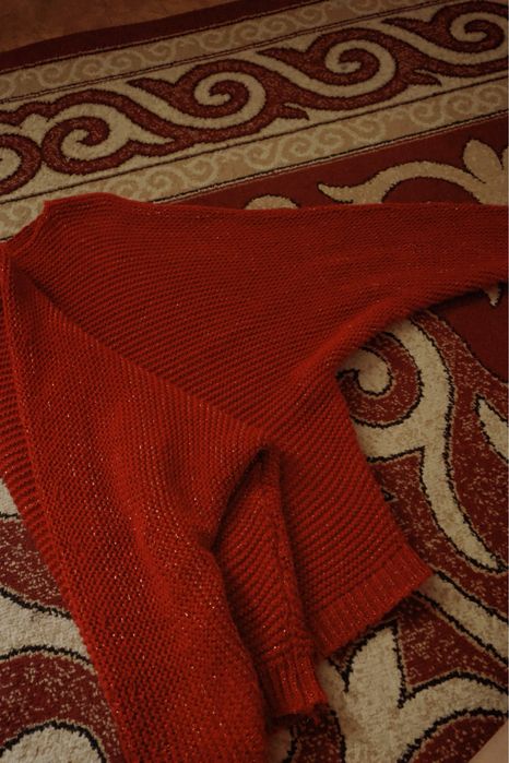 Красный кофта.