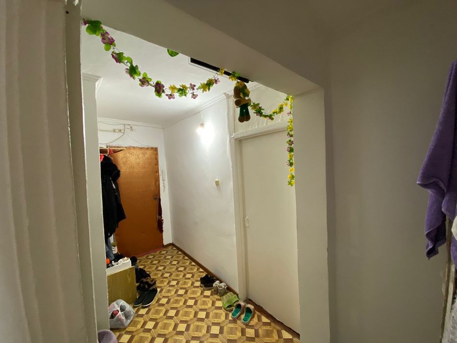 мкр.Ақмешіт 28 домнан 2-бөлмелі үй сатылады.