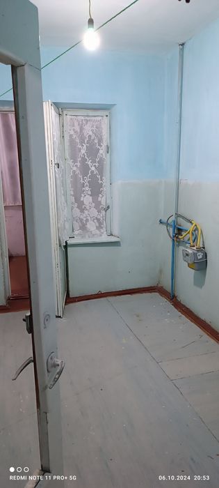 Dom sotiladi 2 xona 2 poliklinika yaqinida yulni ustidan