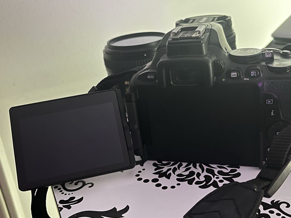 Nikon D5600 + 2 obiective + accesorii - ca nou