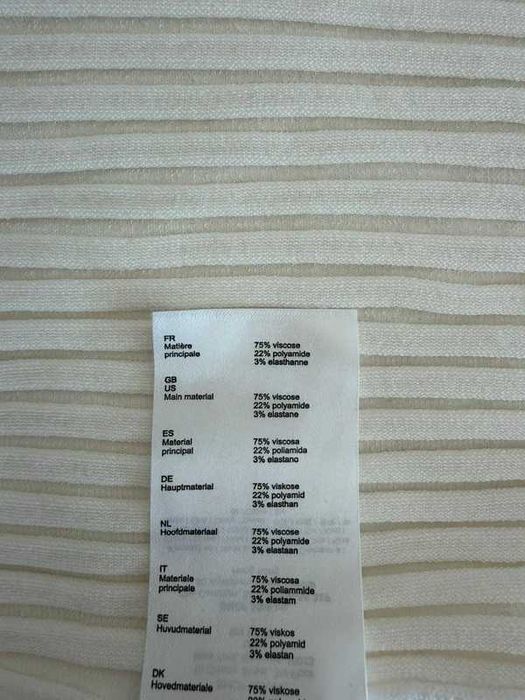 Top alb cu nervuri, Maje