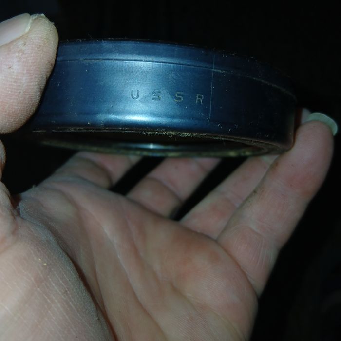 Продавам хидравлична помпа за управлението на ТК-80 БОЛГАР и аксиален лагер