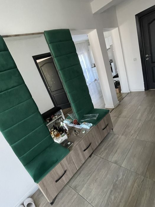 Cuier hol tapitat verde realizat pe comanda
