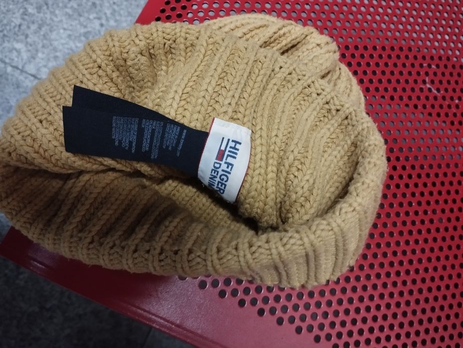 Caciula galbenă de la Tommy Hilfiger