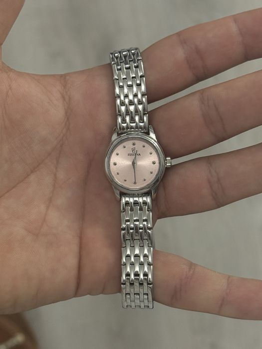 Ceas festina dama nou primit cadou