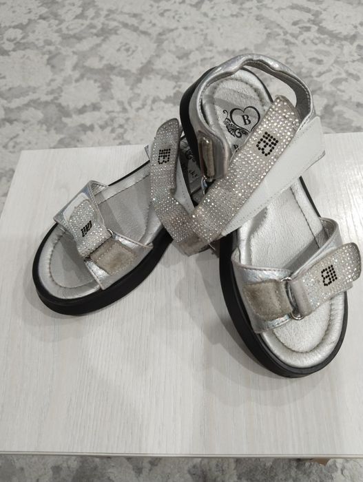 Продам детскую обувь