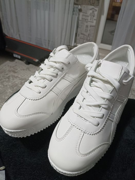 Кроссовки продам