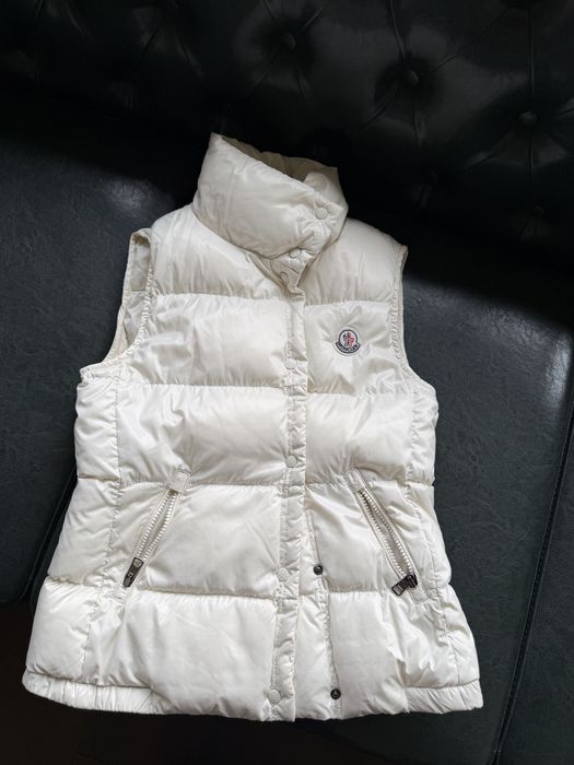 Бял елек Moncler