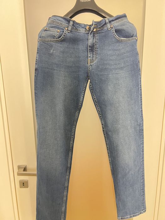 Уникален нов модел на Hugo Boss.Налична пълна серия размер от 32 до 40