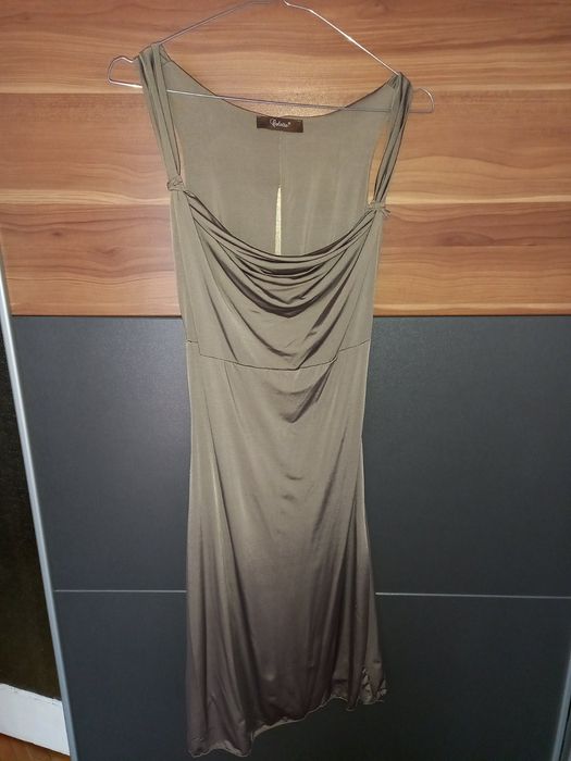 Рокля от сатен с гол гръб